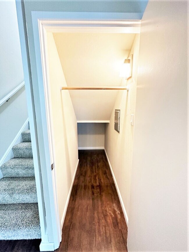 Building Photo - Spacious, 2-story 1 Bed/ 1 Bath Loft apart...