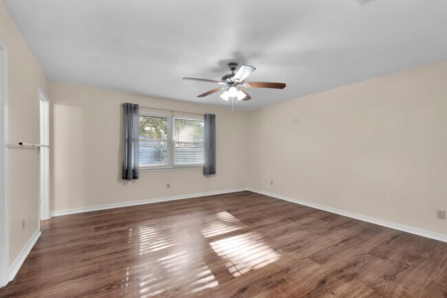 Building Photo - 7710 Charter Oaks Dr