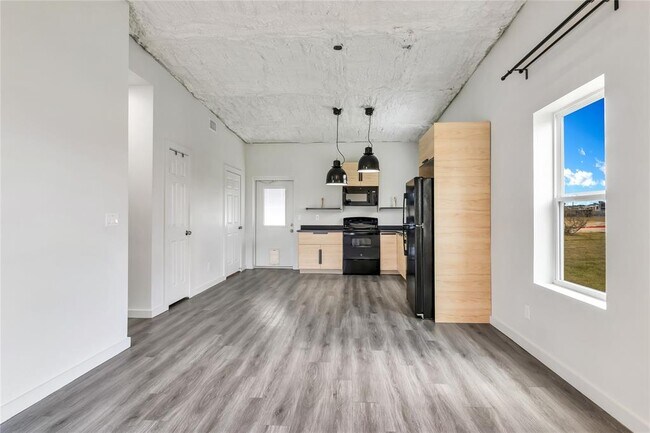 Building Photo - 1310 FM 487