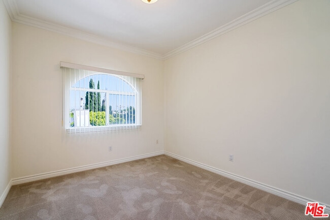 Building Photo - 3328 Oakhurst Ave