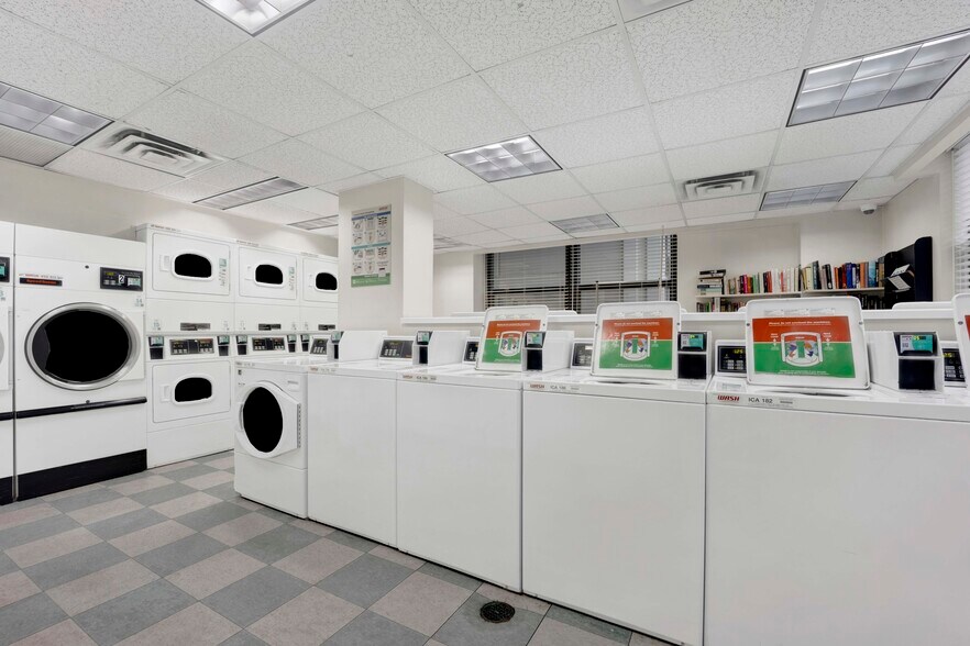 Building Photo - 1445 N State Pkwy