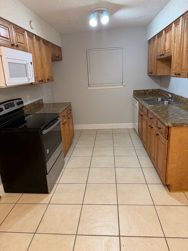 Building Photo - 557 Esplanade St