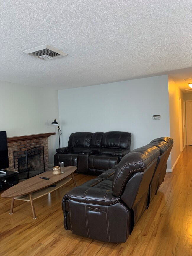 Building Photo - 938 Connie Dr