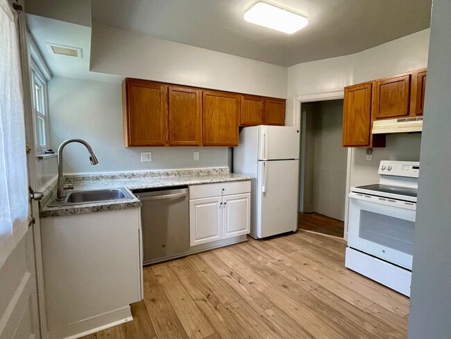 Building Photo - 1st Fl Large 1 Bed/1 Bath Wilkinsburg Unit