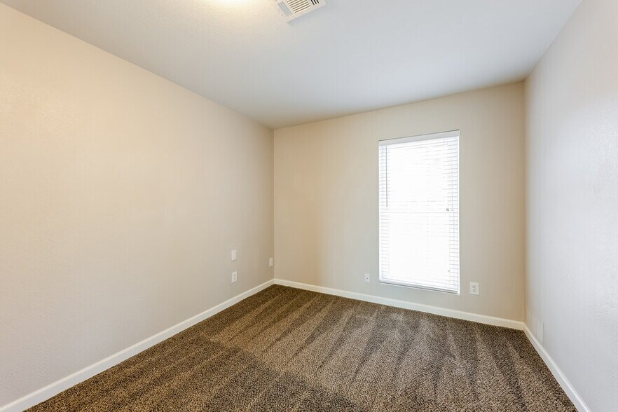 Building Photo - 515 W Montoya Ln