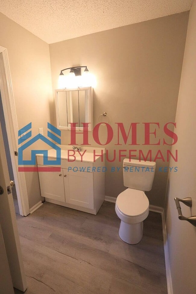 Building Photo - Three Bedroom House | Remodeled & Move in Ready | Deposit Special