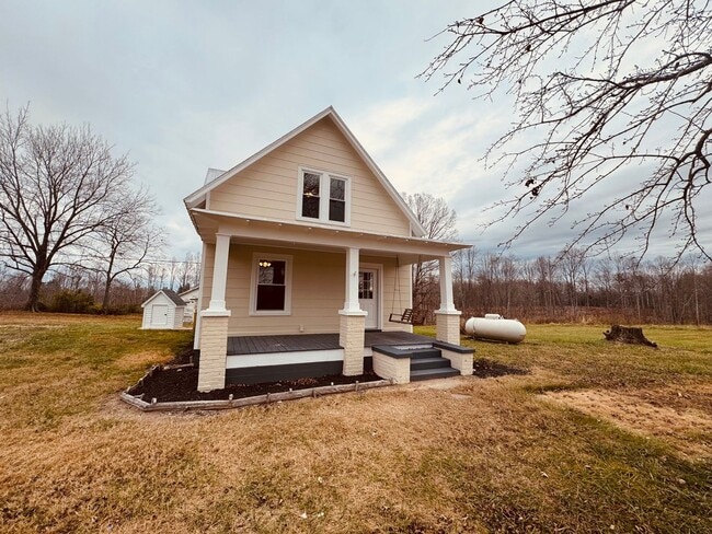 Primary Photo - Adorable Home/Country setting