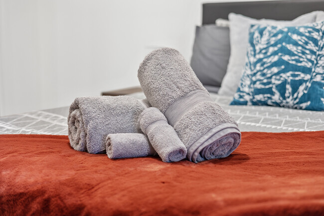 Bedroom features a Queen sized bed - 3091 Colonial Way