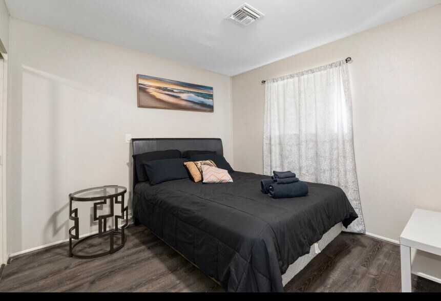 Building Photo - 9822 N 15th St