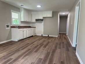 Building Photo - 3 Bedroom Brick Ranch Style Home