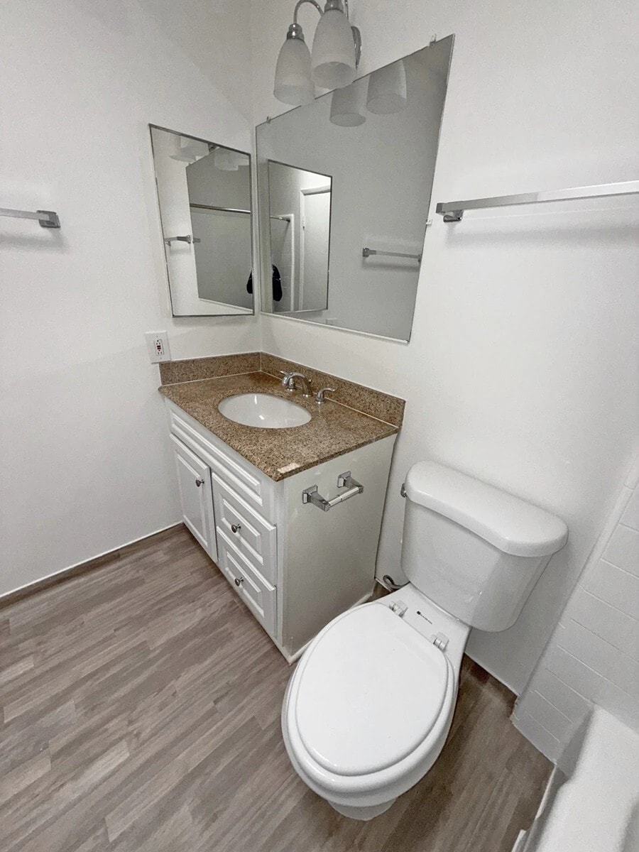 Building Photo - 415 E Cedar Ave