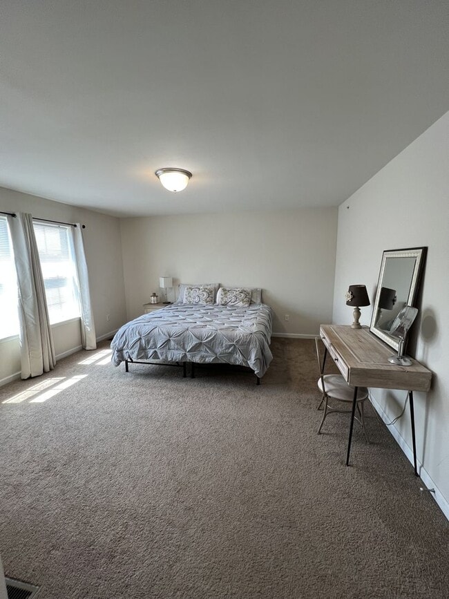 Building Photo - Beautiful like-new townhouse in Parkland school disctrict!