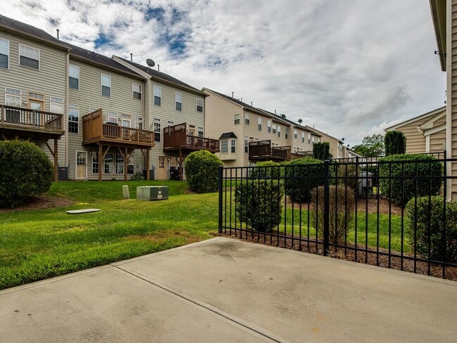 Building Photo - Great location off Archdale!