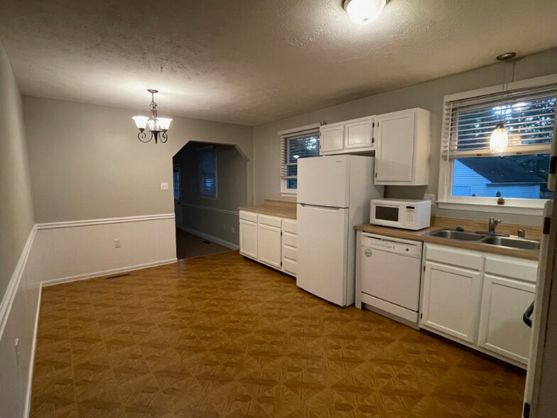 Building Photo - 26125 Cresent Ln