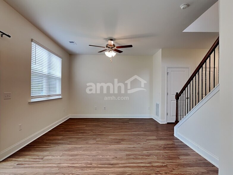 Building Photo - 223 S Live Oak Dr