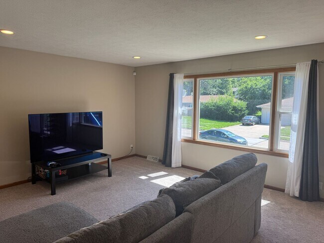 Building Photo - Raised Ranch Near Offutt AFB with Finished Basement & Oversized Garage