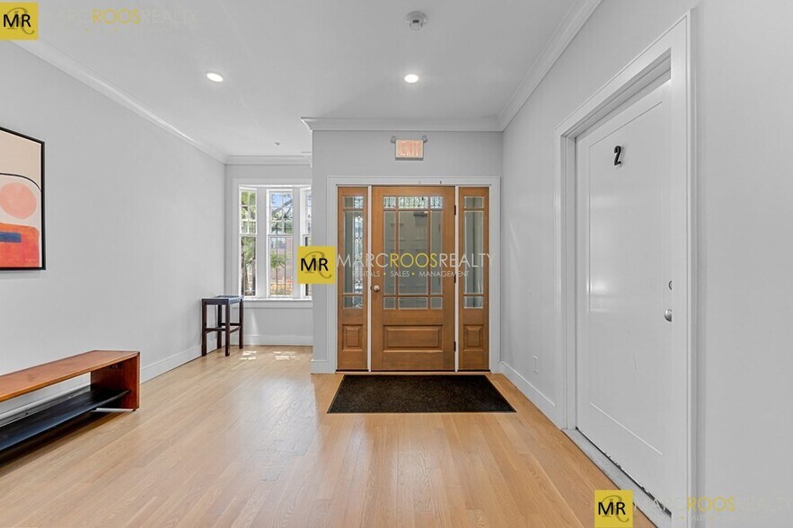 Building Photo - 529 Newbury St
