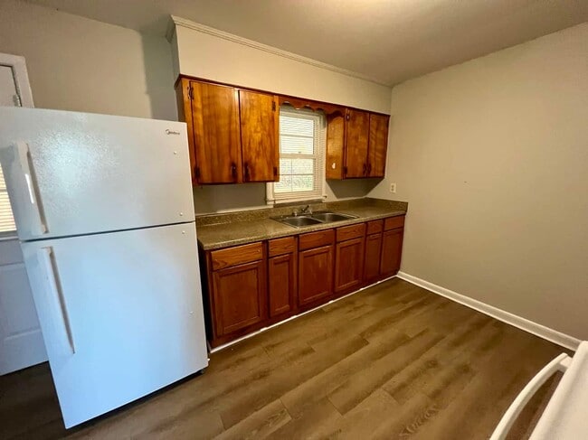 Building Photo - 3 Bedroom Duplex near Murfreesboro City Center! *Large Carport*