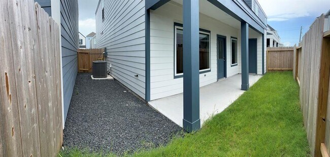 Building Photo - 3017 La Latina Dr