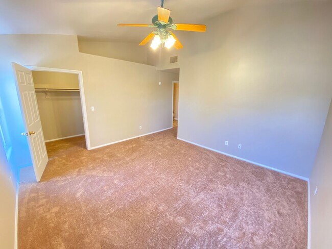 Building Photo - Charming 2 Bed/2Bath Condo nestled in this beautiful Green Valley Community!