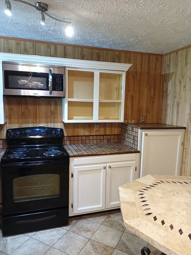 Building Photo - 471 Logan Ave