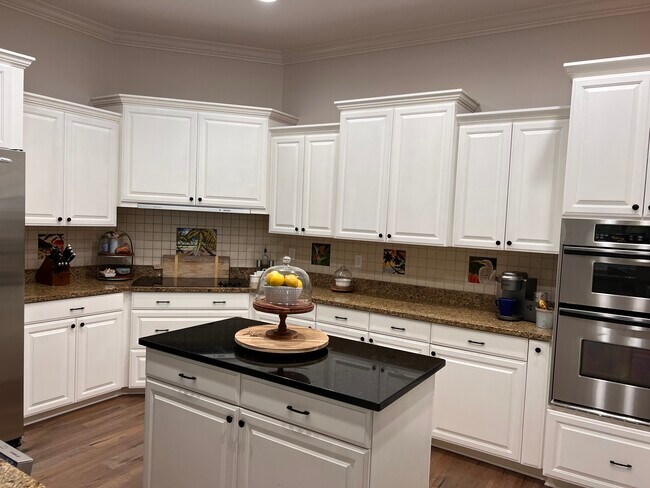 Building Photo - 536 Ontario Ave