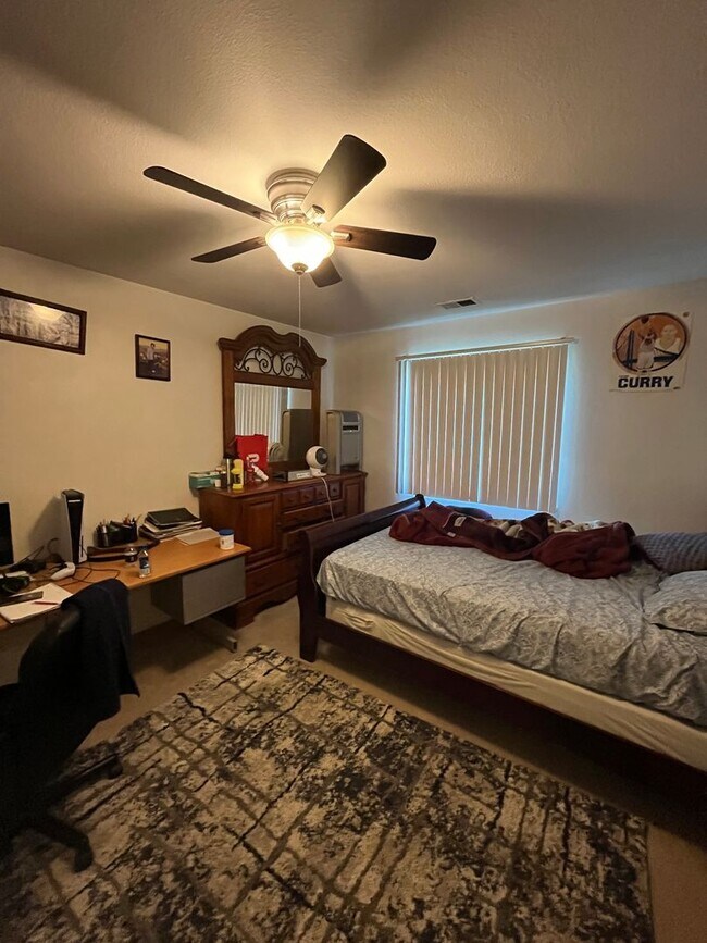 Building Photo - Large 2-Story Home Close to Downtown