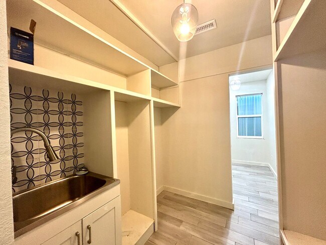 Building Photo - Updated 3 Bed / 2 Bath home with Single Car Garage in Farmington