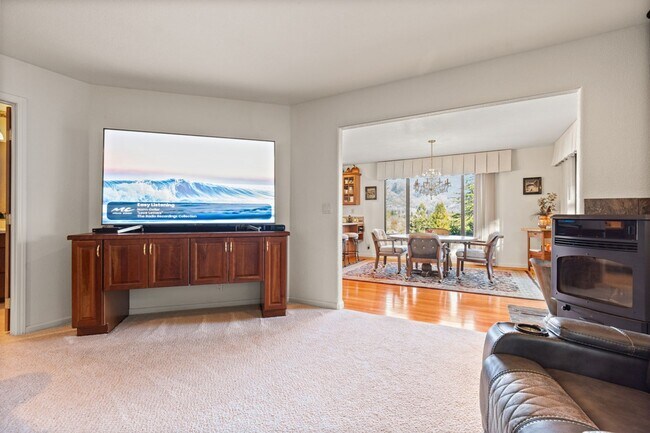 Building Photo - Breathtaking Views & Luxurious Furnished Rental in Oakmont's 55+ Community!