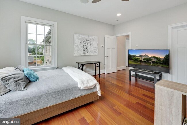 Building Photo - 2233 Van Buren Ct