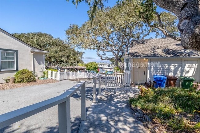 Building Photo - 84 Vía Del Pinar