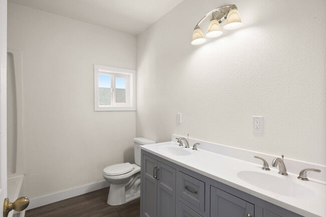 Building Photo - Lovely Remodeled 3 Bedroom, 2 Bath Large Corner Lot in Canby