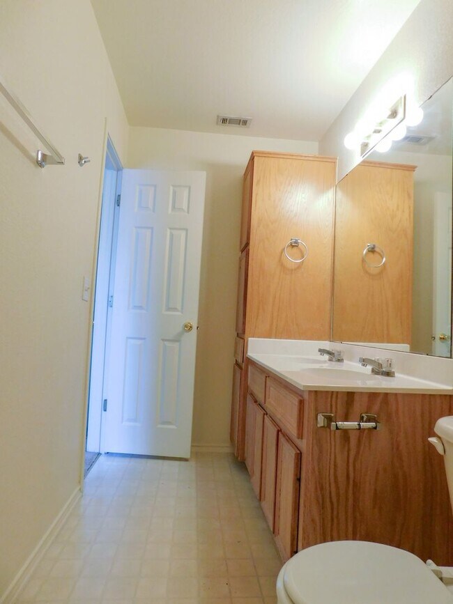 Building Photo - 4202 Jeff Scott Dr