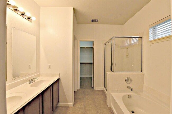 Building Photo - 15012 Fernhill Dr