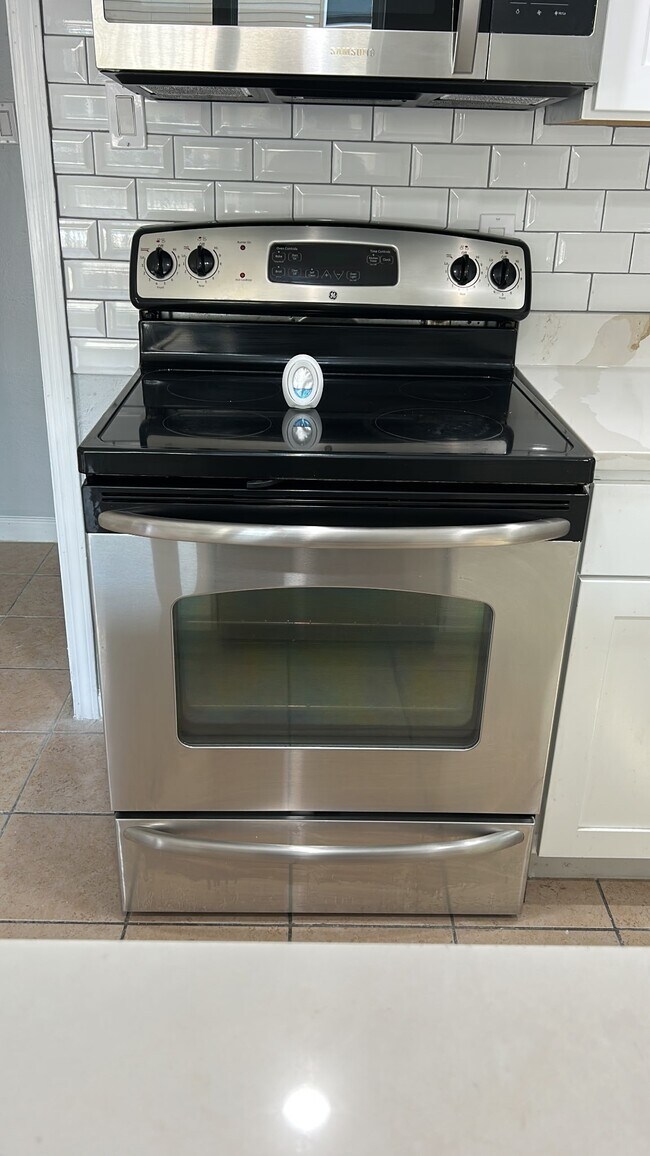 Building Photo - 8110 Albacore Dr