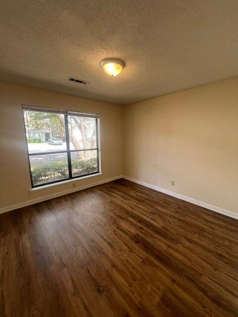 Building Photo - 905 E Estates Blvd