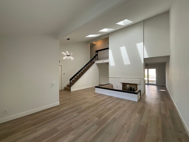 Building Photo - 4 Bedroom 3 Bath 2 Story Home With Family ...