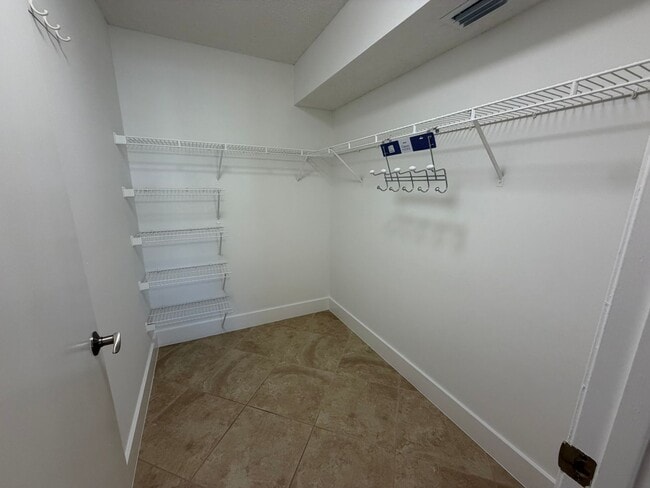 Building Photo - ANNUAL RENTAL - FURNISHED 1 BED / 1 BATH AT OASIS