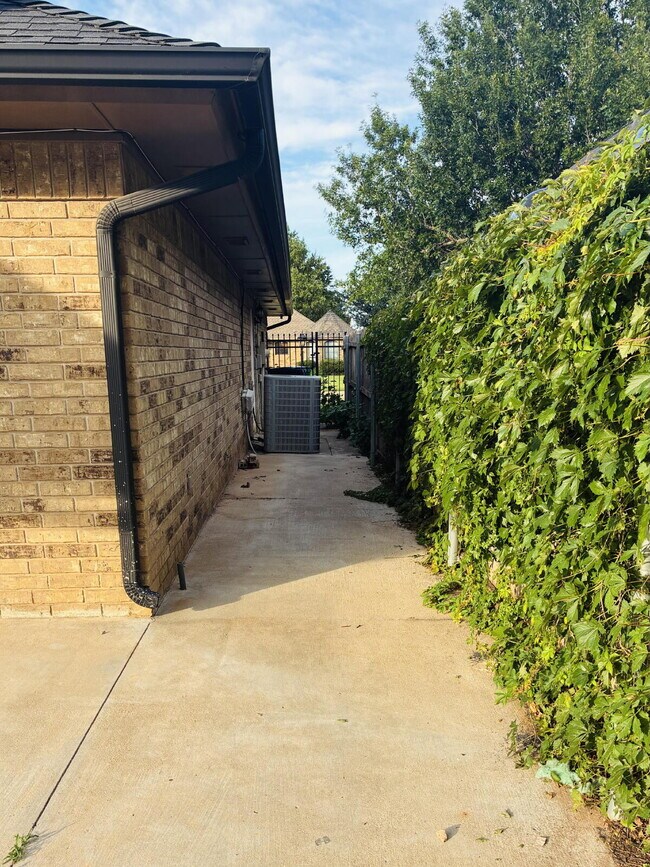 Building Photo - Beautiful Home in Westbury South Ready for Move-In!