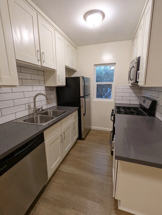 Building Photo - 6142 Eleanor Ave