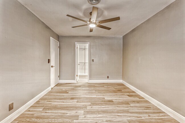 Building Photo - 400 S Luna Ct