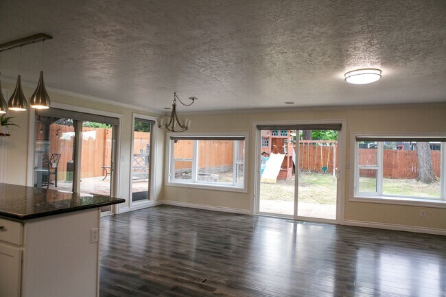 Building Photo - 4 bedroom 3 bath house for rent- Great location in Milwaukie, OR!