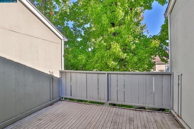 Building Photo - 3 bedroom 2.5 bathroom townhome w/ 1 car garage in desirable Pleasant Hill neighborhood.