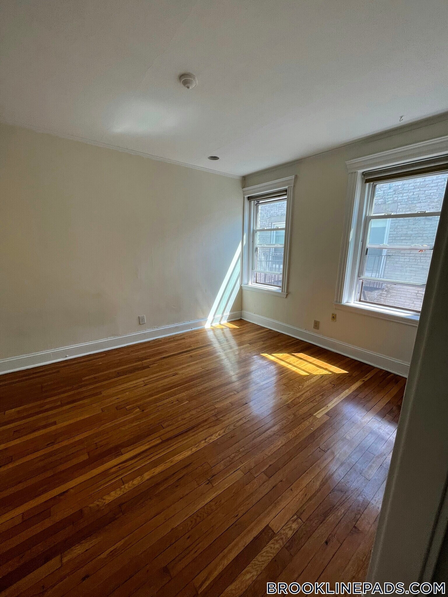 Building Photo - 364 Riverway