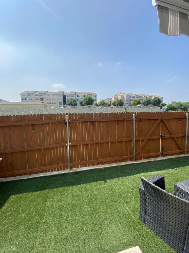 Building Photo - Move in Ready 3 BD/2.5 BA with a Garage Mi...