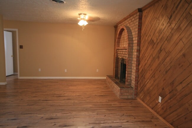 Building Photo - Newly Re-Modeled 3 Bedroom 2 Bath Home! Zi...
