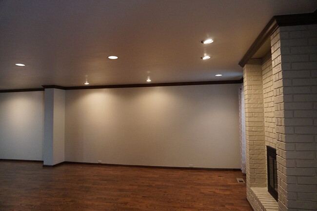 Building Photo - 3 bed 3 Bath 2 Car Garage Town Home in the...