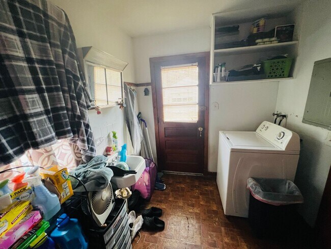 Building Photo - Adorable 3bdrm/1bth Brich Rancher Convenie...