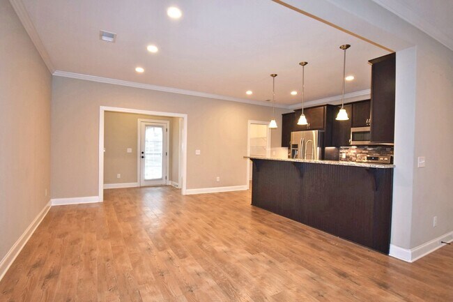 Building Photo - Gorgeous 3BR luxury Murfreesboro townhome ...