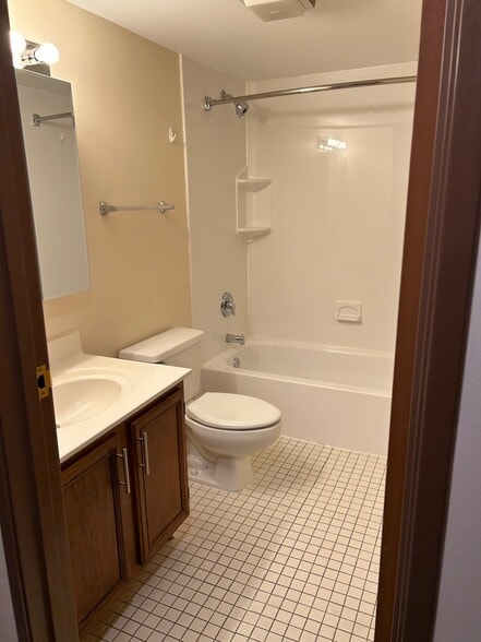 Bathroom 2 - 1526 N River West Ct